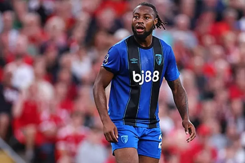 العنصرية في مباريات كرة القدم: تحليل حالتي ليفربول وبورنموث